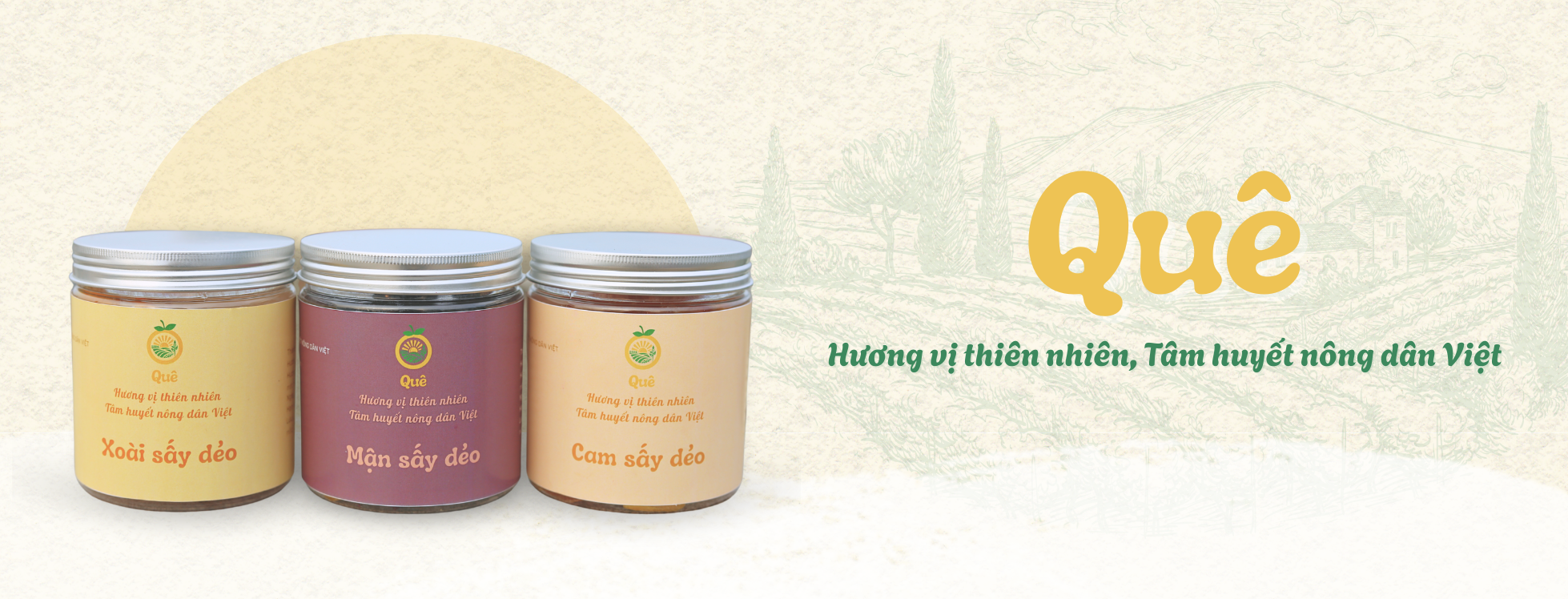 Hình ảnh ba hũ trái cây sấy dẻo của thương hiệu Quê gồm xoài sấy dẻo, mận sấy dẻo và cam sấy dẻo, với nhãn hiệu có logo trái cây và dòng chữ 'Hương vị thiên nhiên, Tâm huyết nông dân Việt'. Bên phải ảnh là tên thương hiệu 'Quê' nổi bật cùng khẩu hiệu.