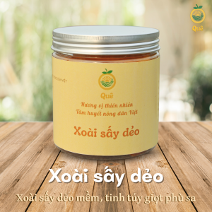 Hũ xoài sấy dẻo thương hiệu Quê đặt trên nền gỗ, có slogan 'Hương vị thiên nhiên, Tâm huyết nông dân Việt'
